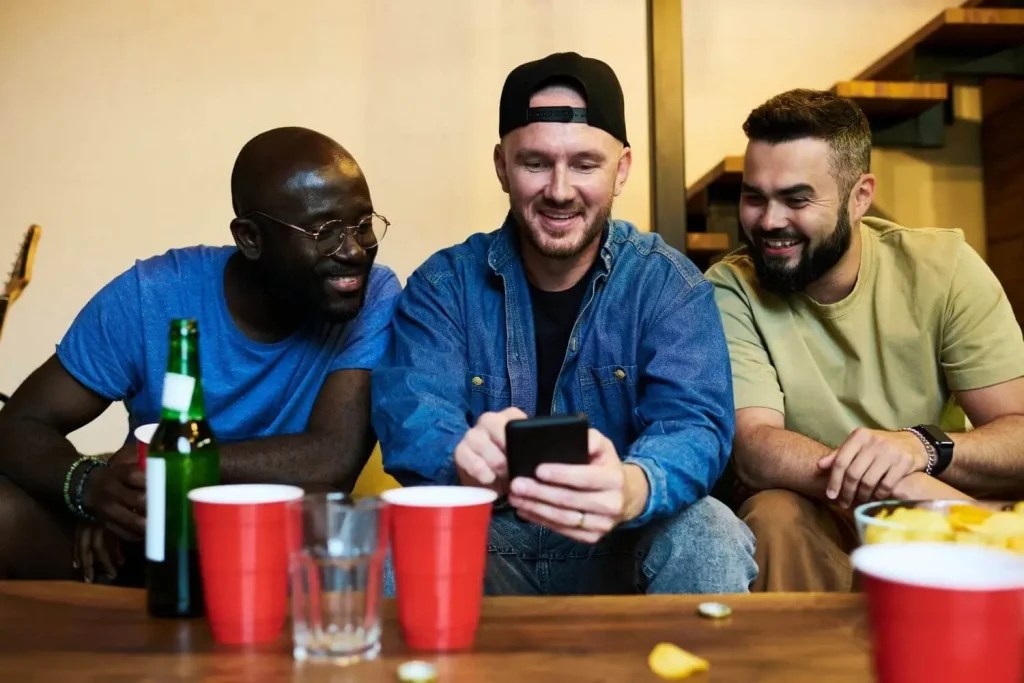 Ein Mann zeigt seinen Freunden den Freundschaftsbonus