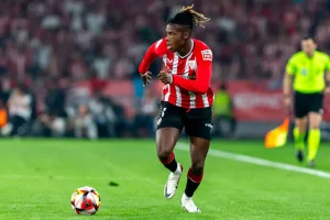 Nico Williams im Trikot von Athletic Bilbao rennt mit Ball die linke Spielfeldseite entlang