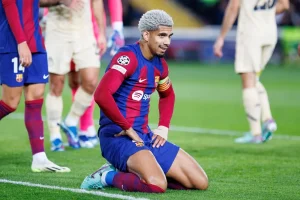 Ronald Araujo vom FC Barcelona kniet auf dem Fußballfeld mit auf den Oberschenkeln abgestützten Armen