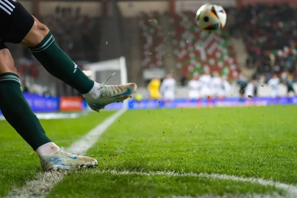 Ein Spieler führt Eckstoß aus