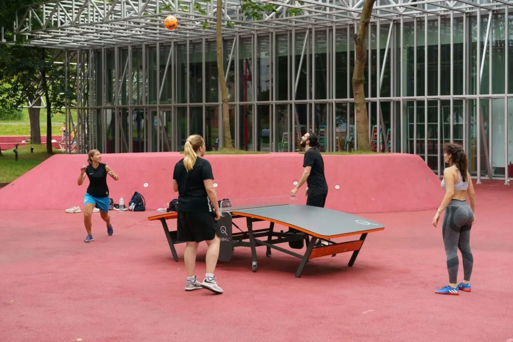 Teqball-Spiel mit 4 Spielern