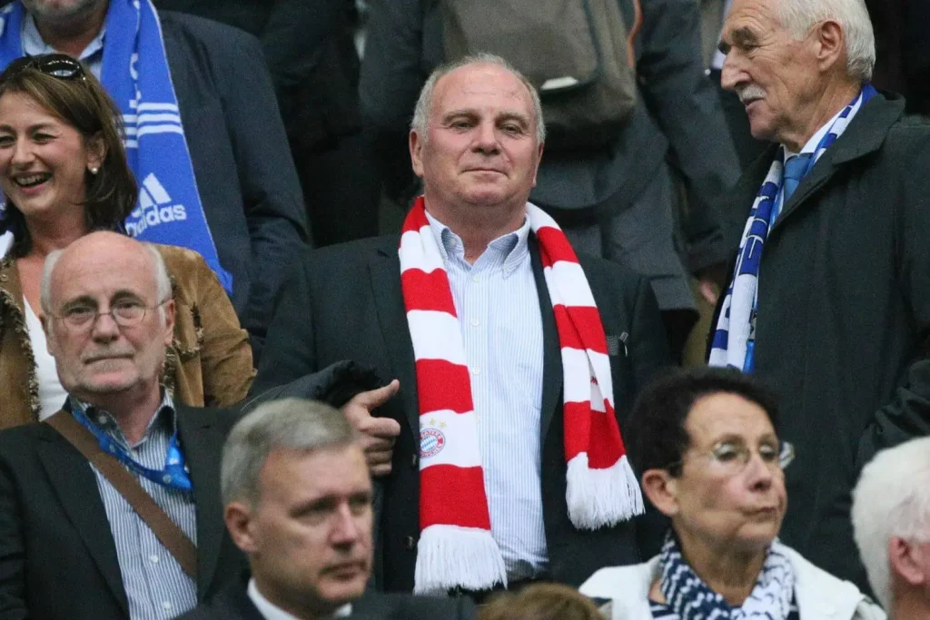 Uli Hoeneß auf der Tribüne