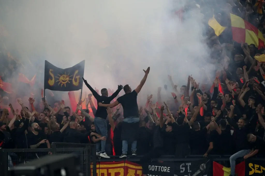 Ultra-Fans feiern im Stadion