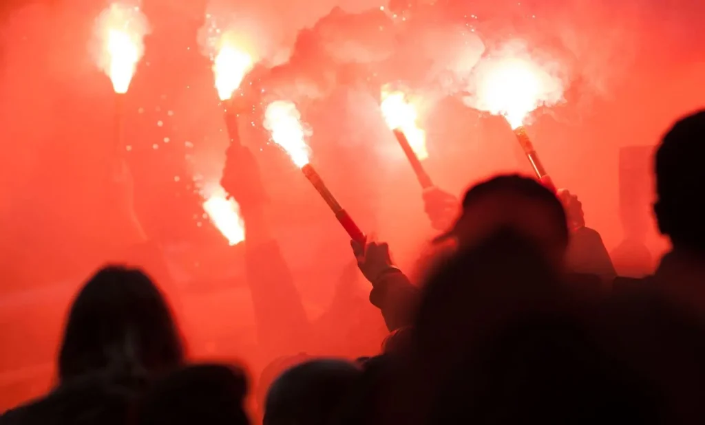 Ultra-Fans zünden Bengalos vor einem Spiel