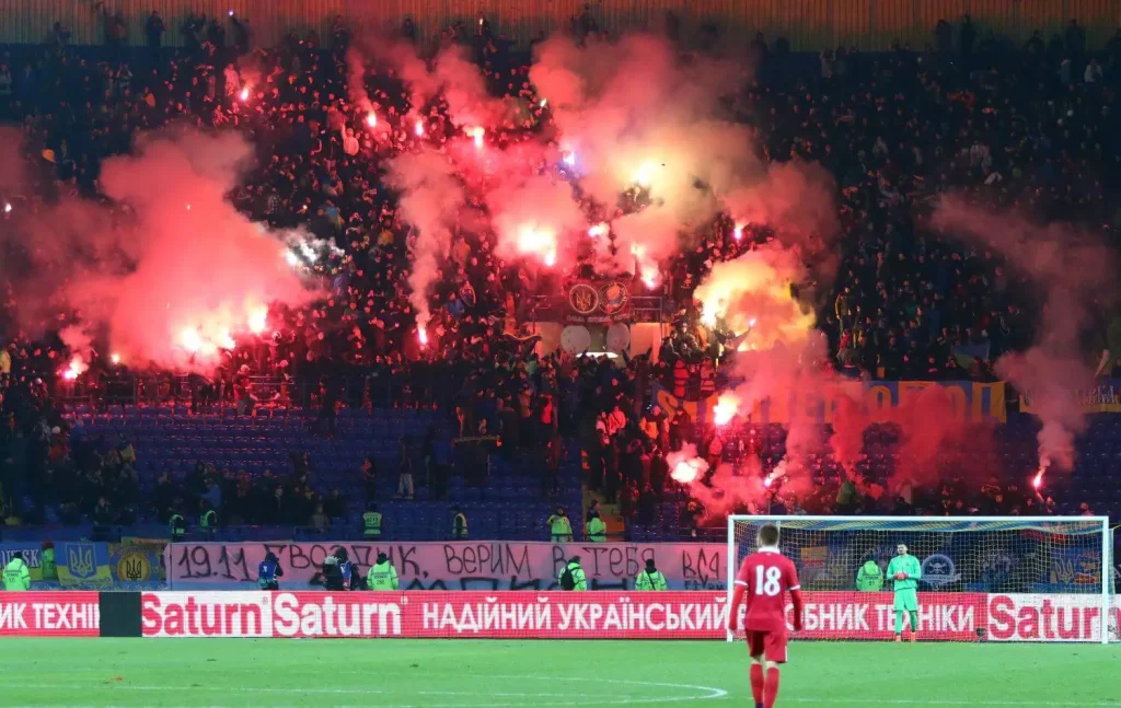 Ultras zünden Bengalos während eines Spiels