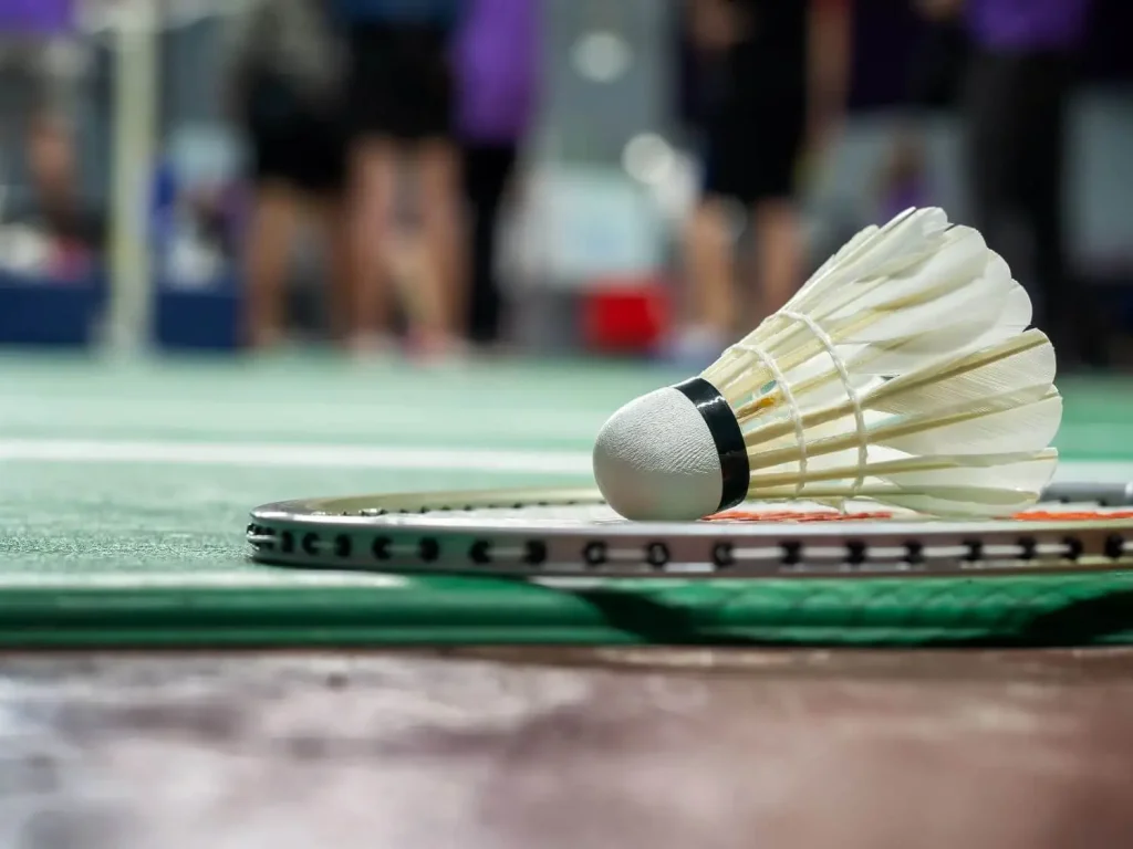 Badmintonschläger liegt auf dem Boden