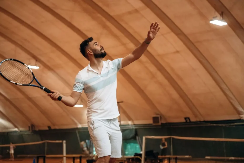 Ein Badmintonspieler beim Aufschlag