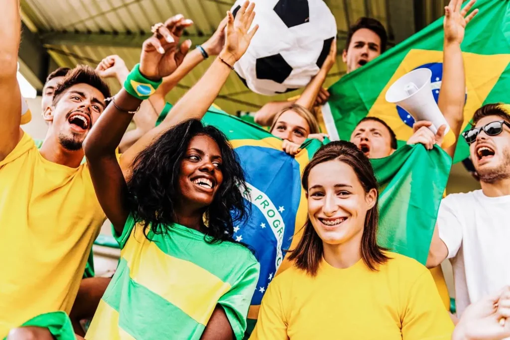 Brasilianische Fans im Stadion mit Flaggen