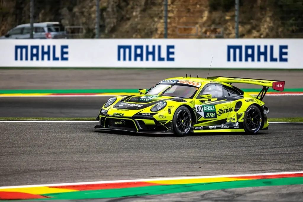 Gelbes DMT-Auto beim Rennen