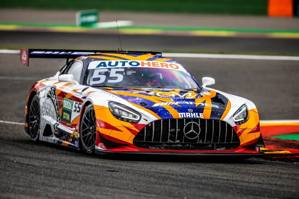 DTM-Auto beim Anbremsen in eine Kurve