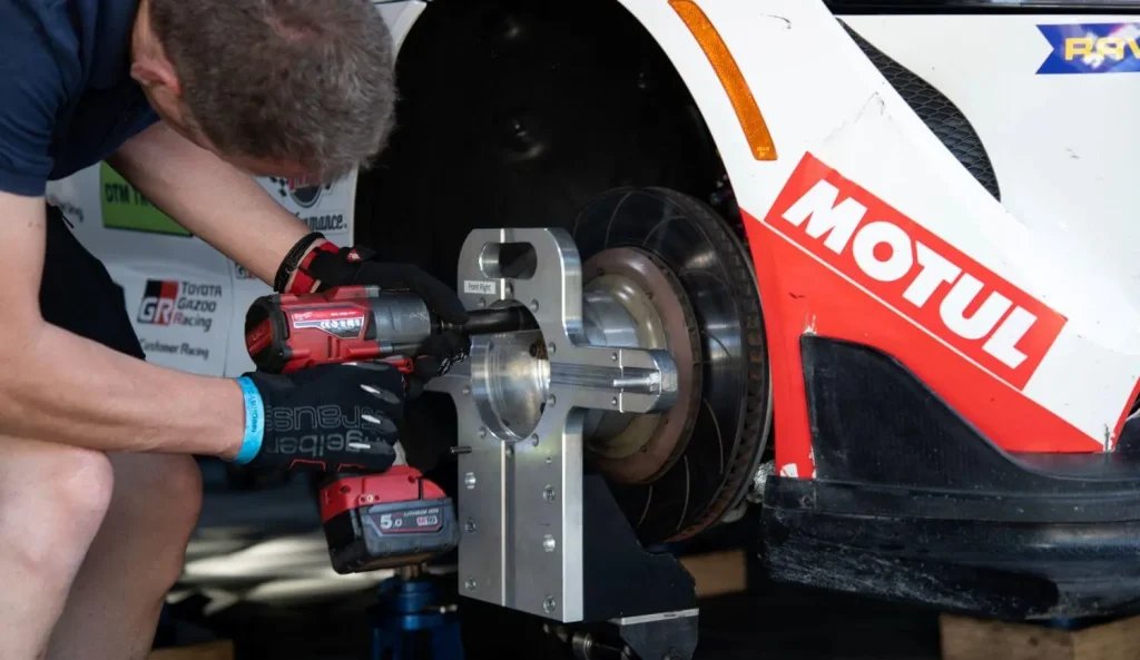 DTM-Mechaniker schraubt an einem Auto