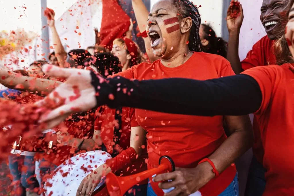 Euphorische Fußballfans singen