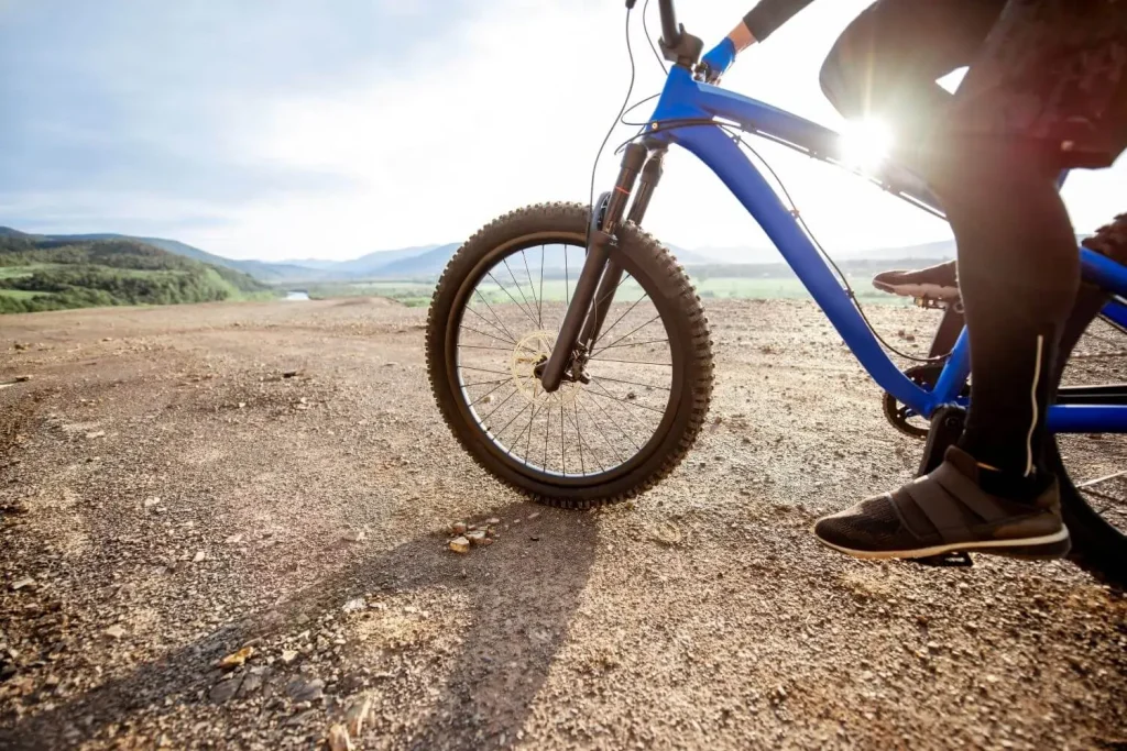 Ein Fahrer bereitet sich auf die Mountainbike WM 2025 vor