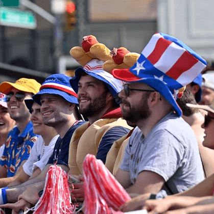 Fans beim Nathan's Hotdog Contest 2025 mit Mützen