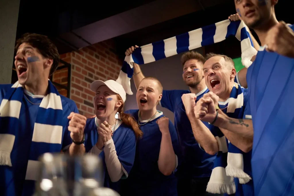 Fans bejubeln ein Tor ihrer Mannschaft