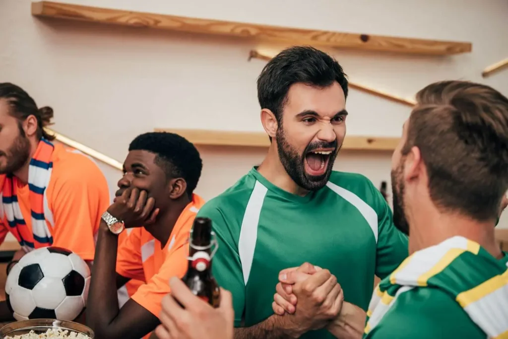 Fußballfans feiern nach einem Tor