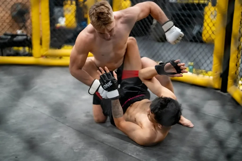 2 KSW Kämpfer im Infight