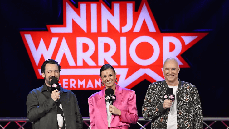 Die Moderatoren bei der Ninja Warrior 2025 Übertragung