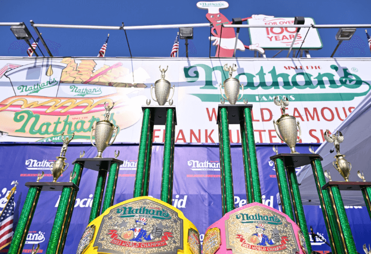 Pokale für den Nathan's Hotdog Contest 2025