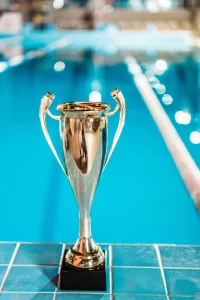 Pokal für die Schwimmen Weltmeisterschaften 2025 steht bereit