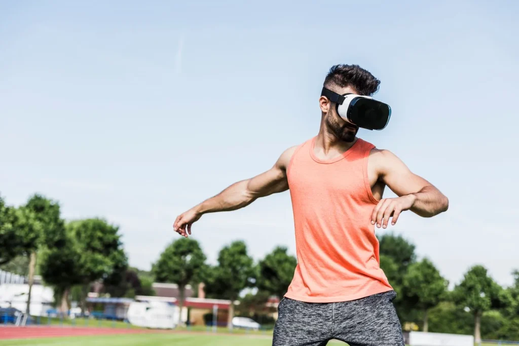 Sportler mit VR-Brille im Freien