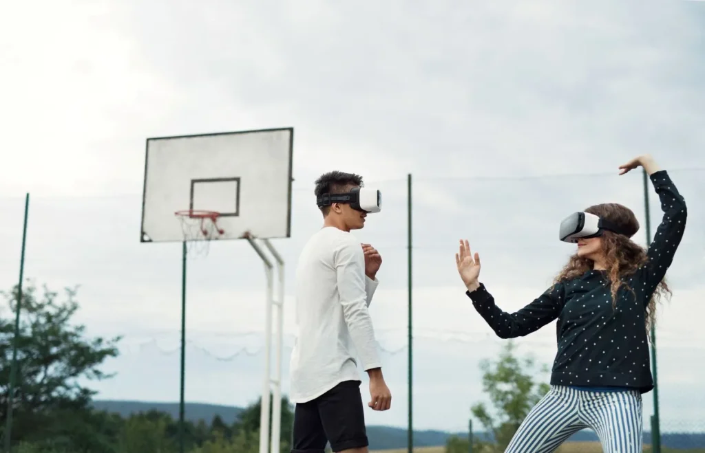 Teenagers mit VR-Brillen auf einem Basketballplatz