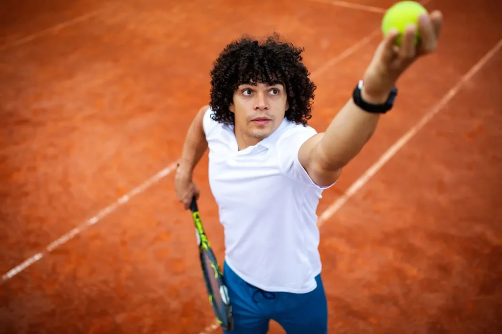 Tennisspieler beim Aufschlag im Training