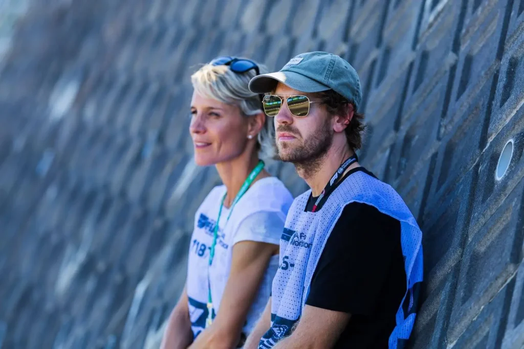 Sebastian Vettel vor einem Rennstart mit seiner Physiotherapeutin