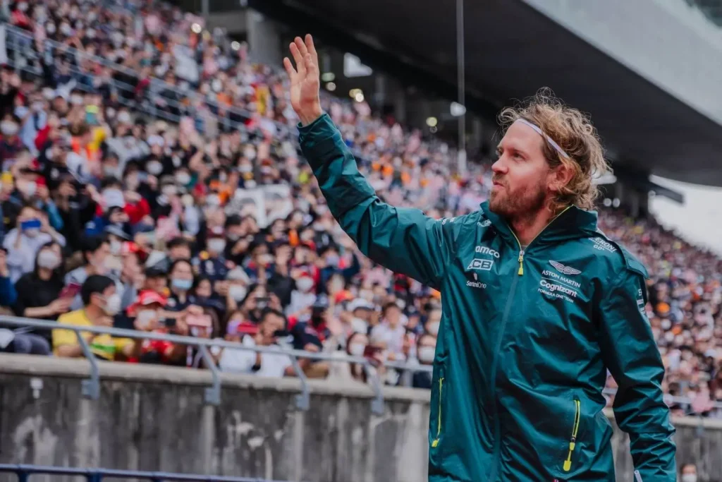 Sebastian Vettel winkt Fans zu