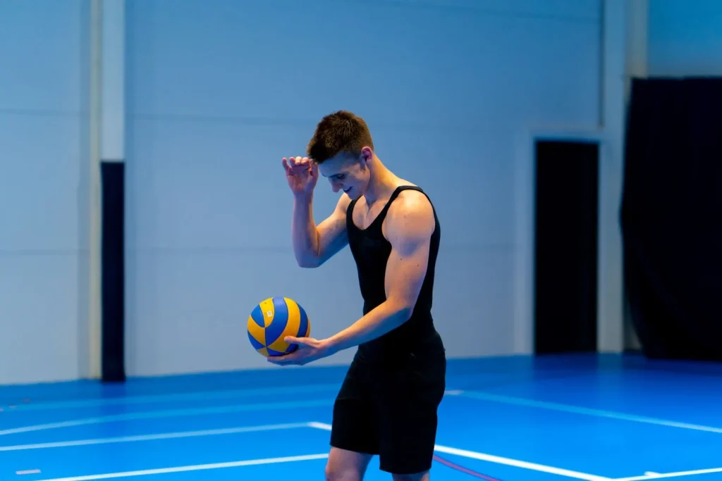 Volleyballspieler ärgert sich und schlägt den Ball auf den Boden