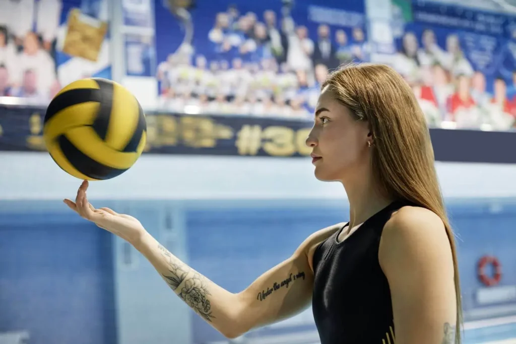 Volleyballspielerin kreist Ball auf dem Finger im Training