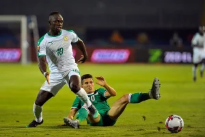 Sadio Mané von Senegal dribbelt beim Africa Cup einen Gegenspieler aus