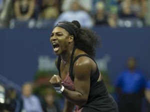 Serena Williams, eine der bestbezahlten Sportlerinnen 2025, beim Jubel nach einem Sieg im Tennis
