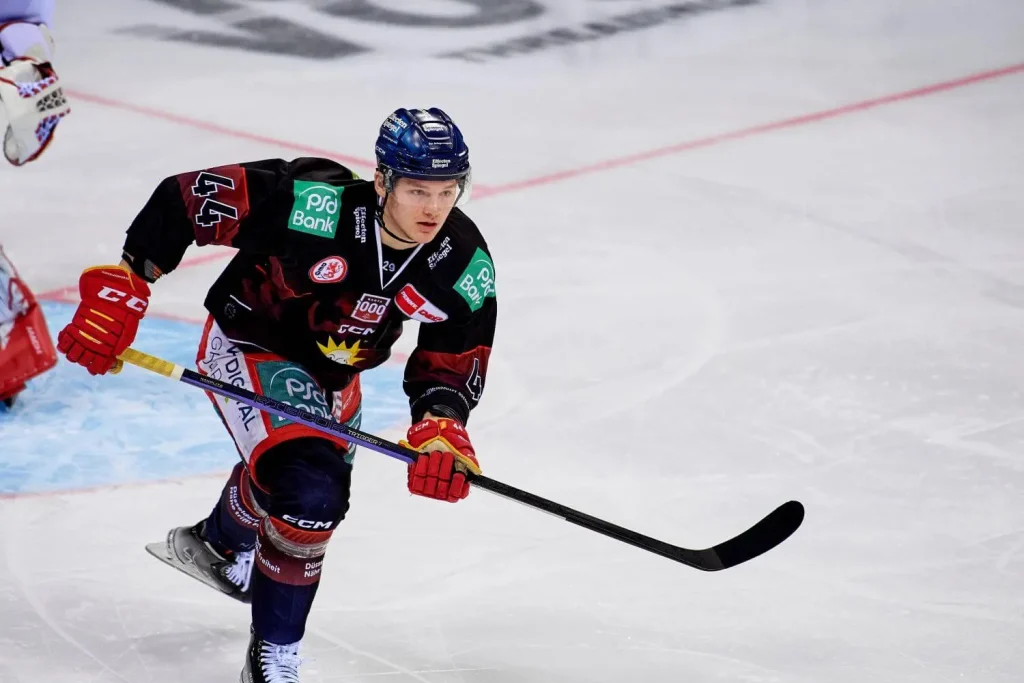 DEL-Spieler sprintet und folgt dem Puck