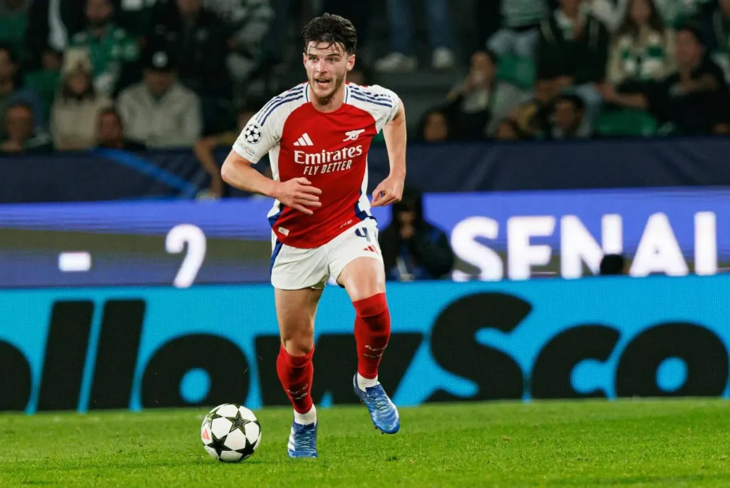 Declan Rice sprintet mit dem Ball