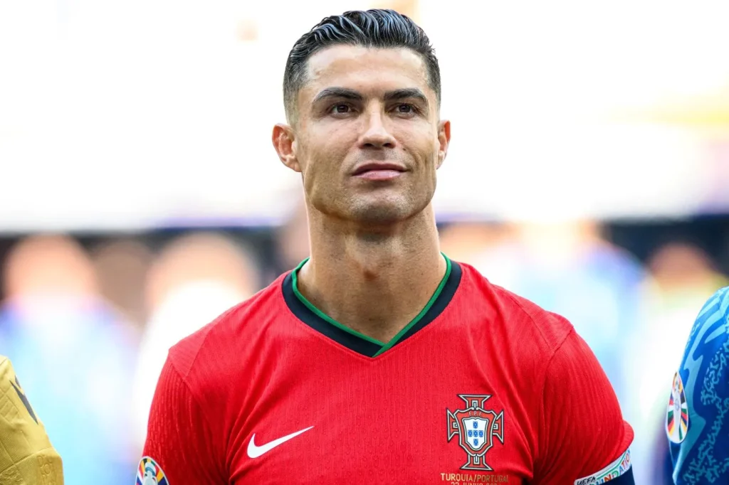 Christiano Ronaldo, einer der reichste Sportler der Welt 2025, im portugiesischen Nationaltrikot mit stolzem Blick