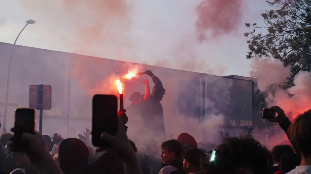 Fans zünden Bengalos vor einem Champions League Spiel