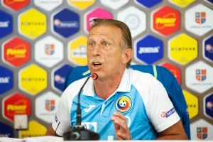 Christoph Daum, eine 2024 verstorbene Spieler- und Trainerlegende, gestikuliert bei einer Pressekonferenz