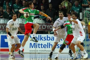 Handballer stürmt gerade zum Wurf aufs Tor