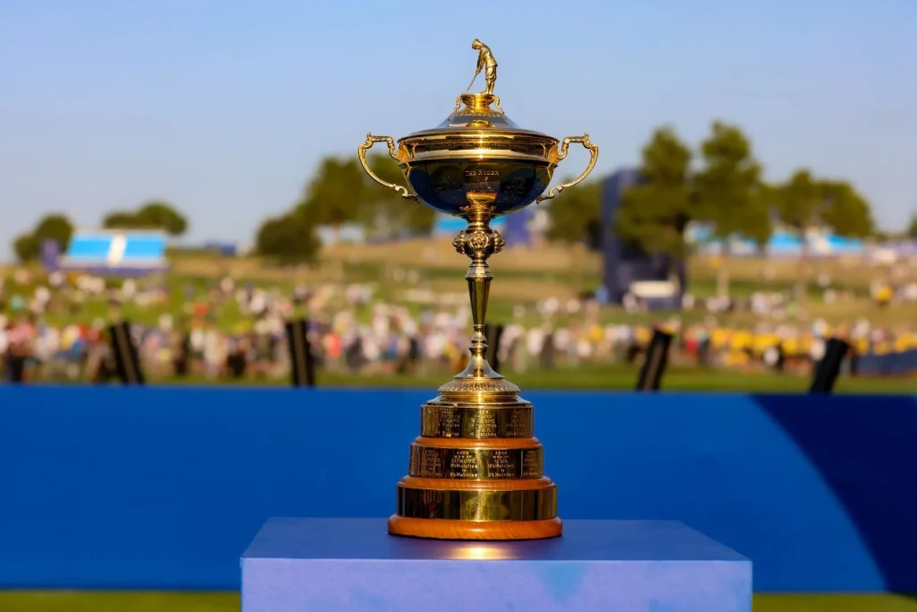 Pokal, den es beim Ryder Cup 2025 zu gewinnen gibt, auf einem Podest