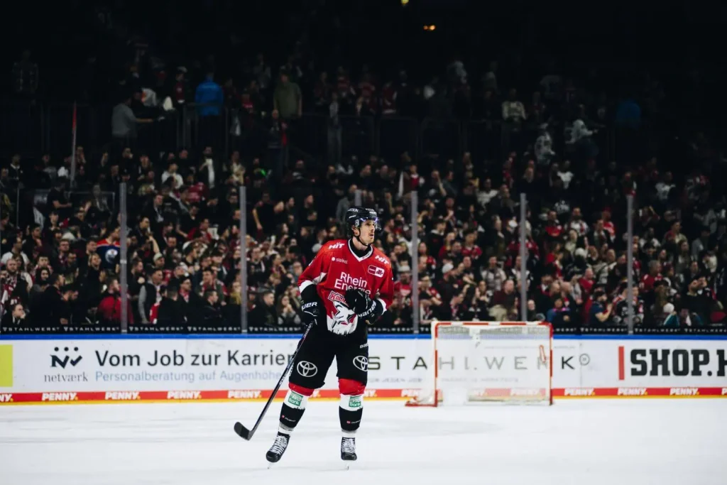 Spieler jubelt nach dem Sieg in einem DEL-Spiel