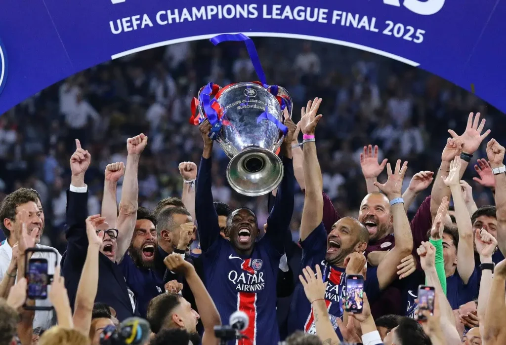 Spieler von Paris St. Germain jubeln mit dem CL Pokal