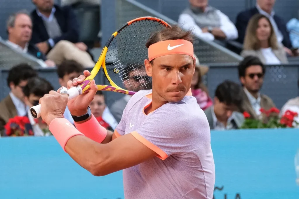 Rafael Nadal, einer der Spieler, die die höchsten Tennis Gehälter erhalten, holt mit dem Tennisschläger zum Schlag aus
