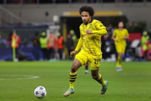 Karim Adeyemi von Borussia Dortmund dribbelt mit dem Ball übers Spielfeld