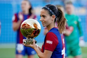 Aitana Bonmati, eine der berühmtesten Fußballspielerinnen der Welt, im Trikot von FC Barcelona mit einer Auszeichnung in der Hand