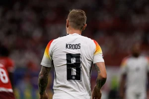Toni Kroos, Rückenansicht im Trikot der deutschen Nationalmannschaft mit der Rückennummer 8