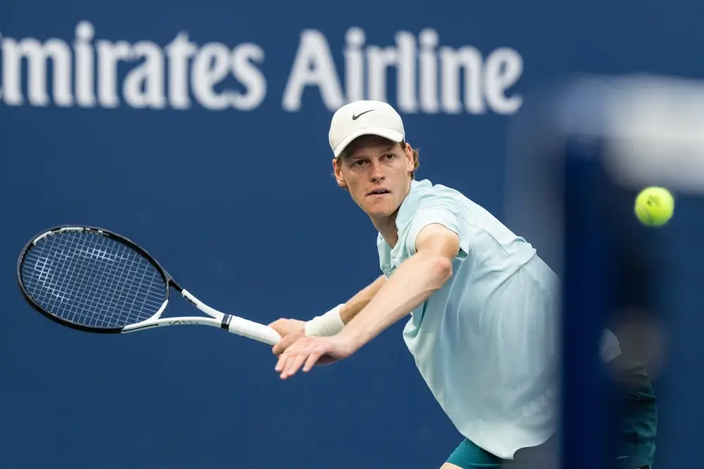 Tennisprofi Jannik Sinner holt zum Schlag aus