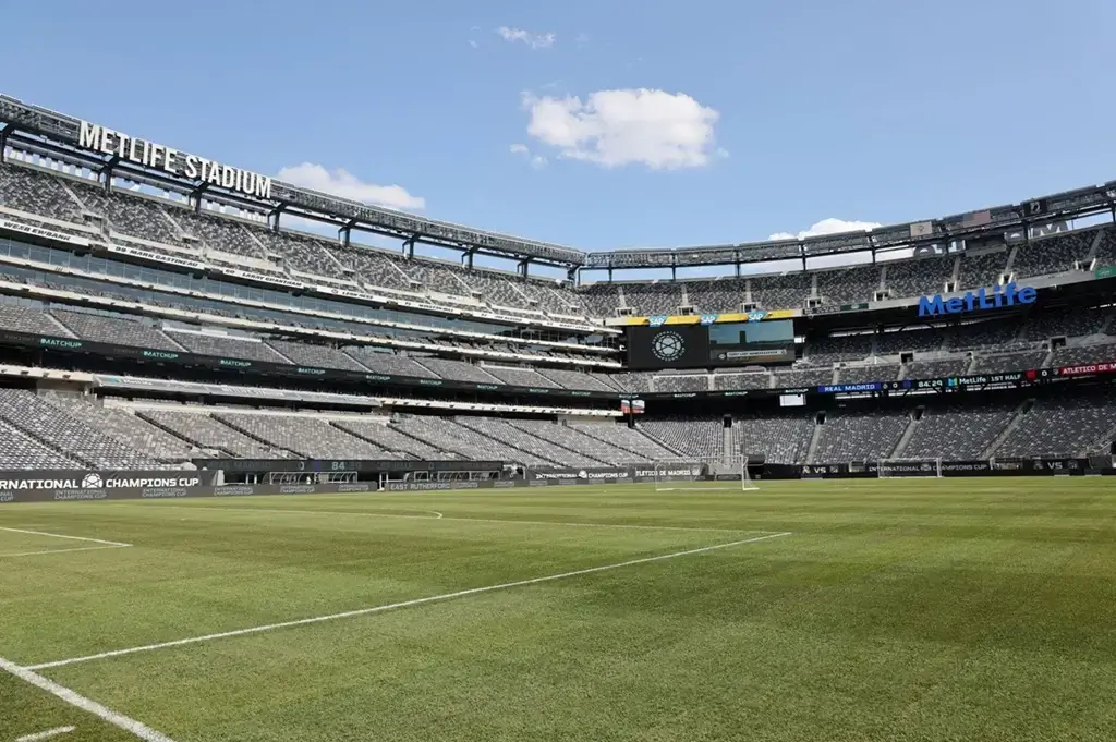 Fußballfeld und Zuschauerraenge im MetLife Stadion in den USA