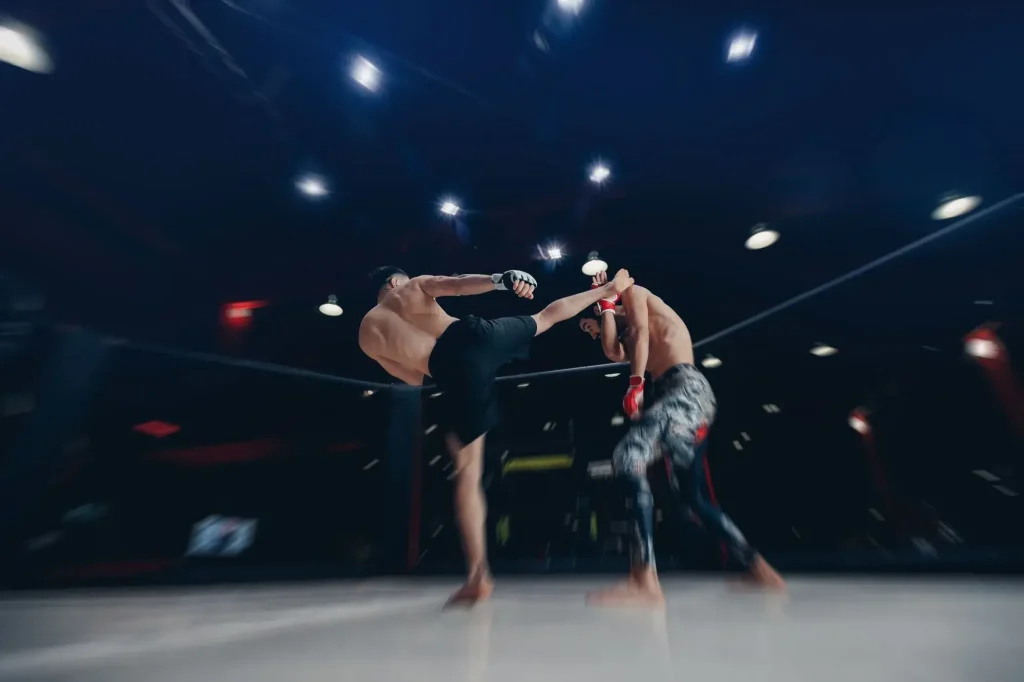 Zwei MMA Sportler kaempfen im Ring bei einem Oktagon Event