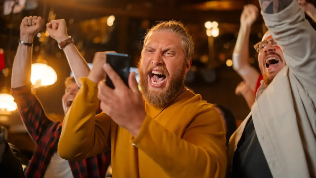 Ein Mann feiert seinen Erfolg bei einem WM 2026 Gewinnspiel